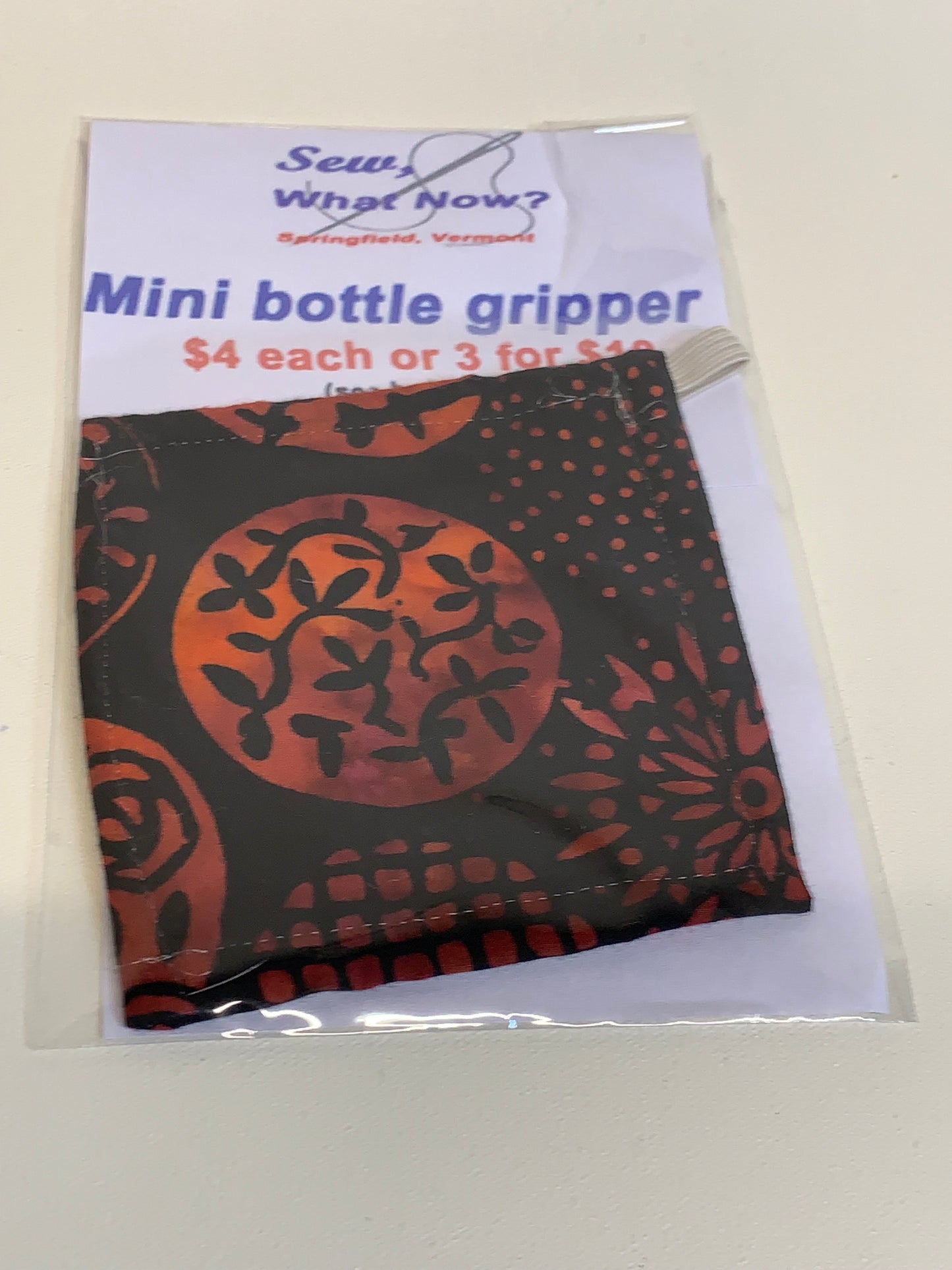 Bottle Gripper (Mini) - 3" x 3" - Black with red geometric