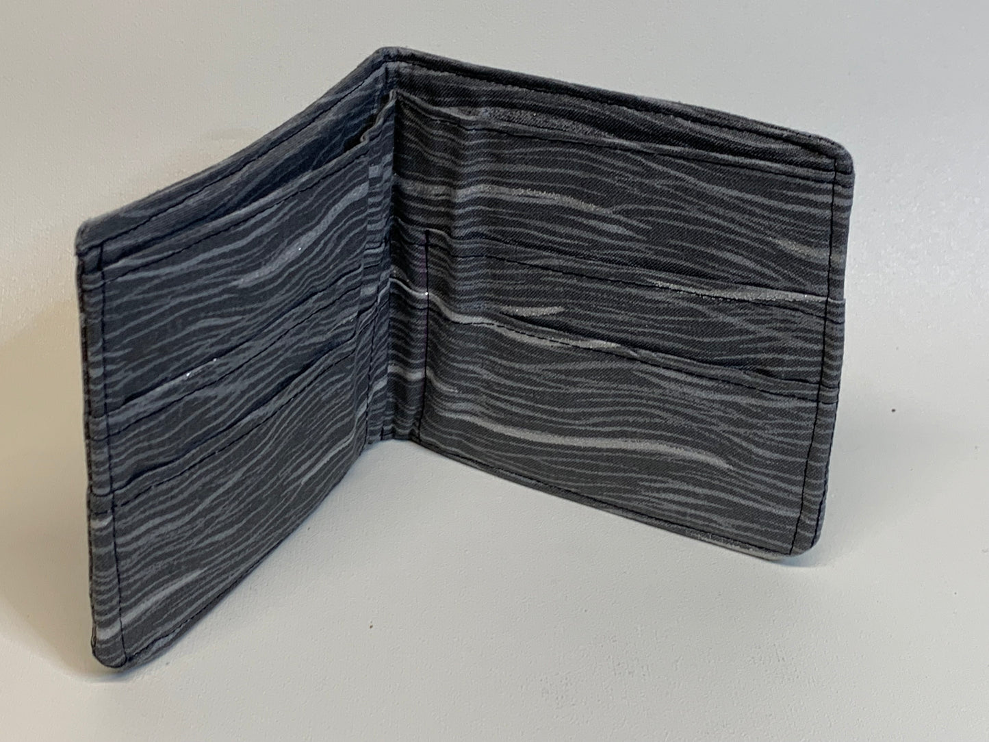 Bi-fold Wallet - Grey wavy lines