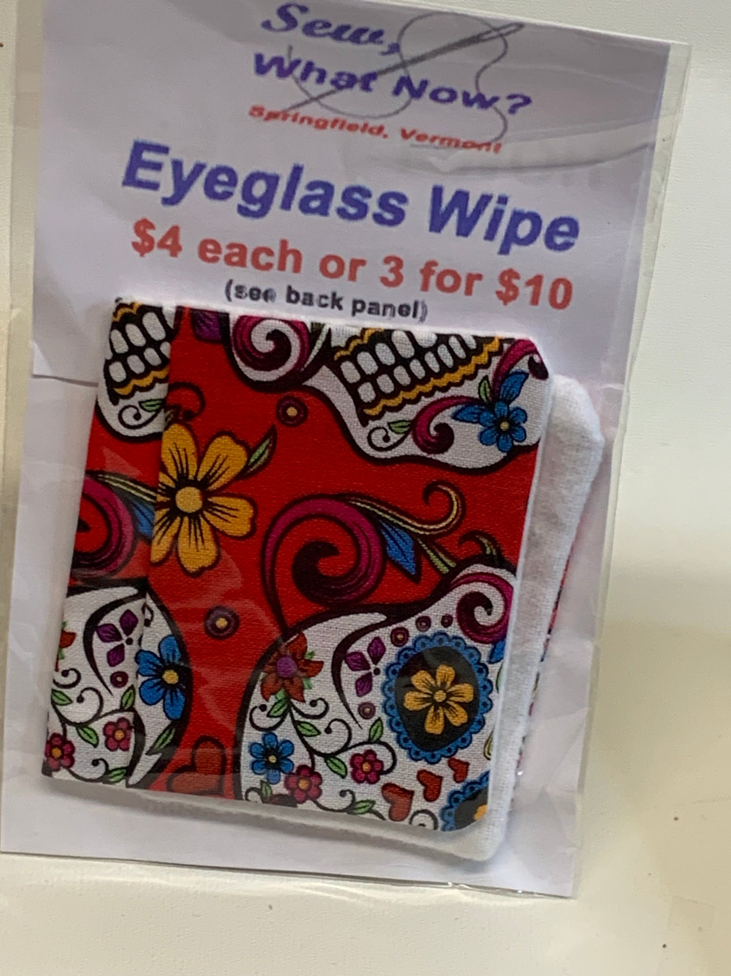 Eyeglass Wipe -Red with skulls