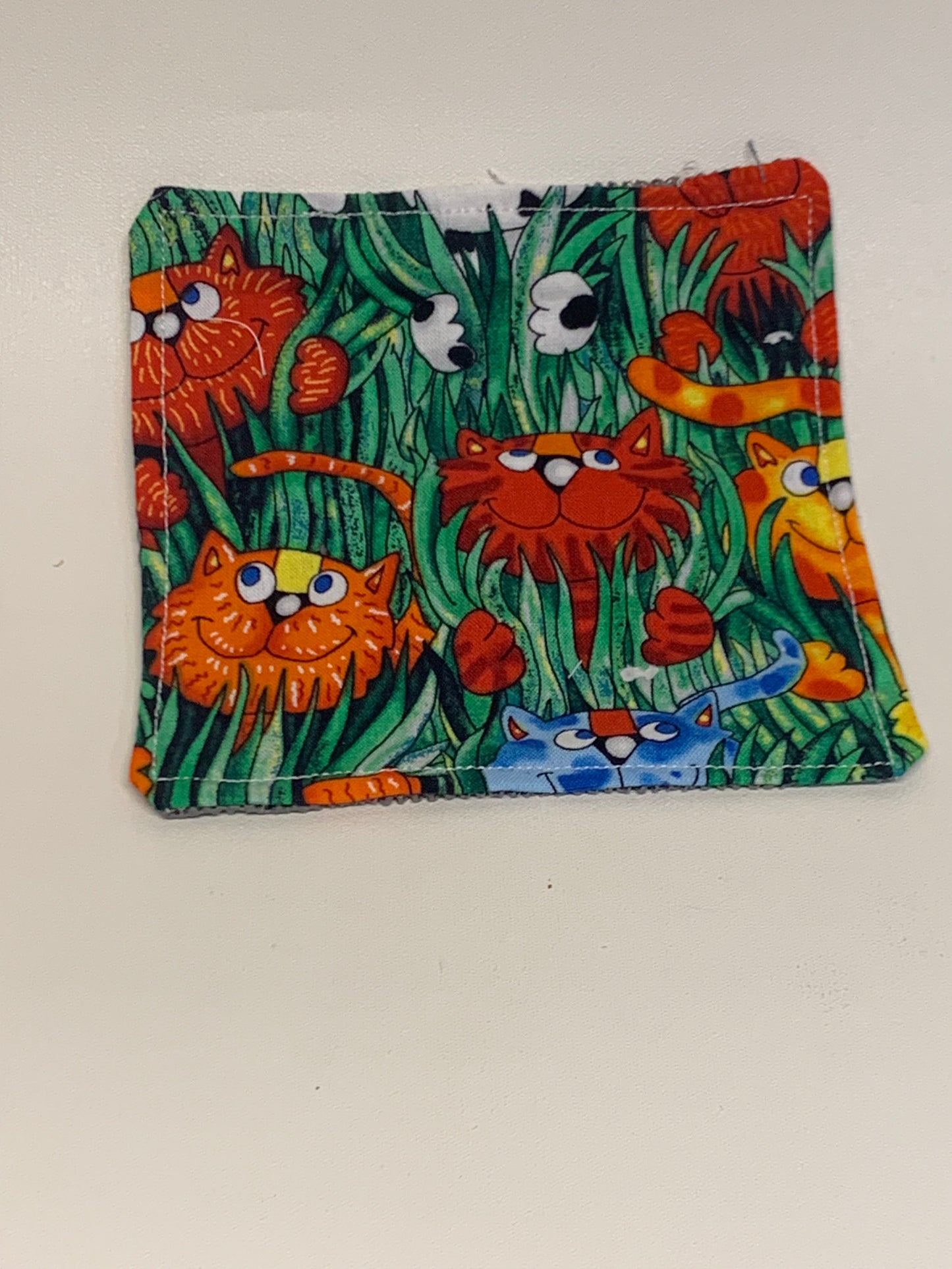Bottle Gripper - 5" x 5" - Cats in the grass