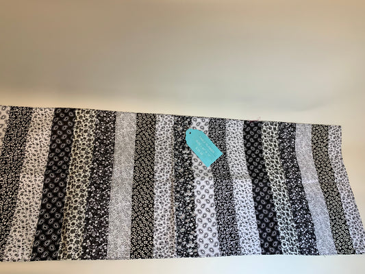 Table Runner Black/white - 42" x 15"